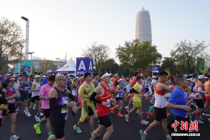 姓氏奔跑点亮郑州马拉松:两万五千名跑友共同