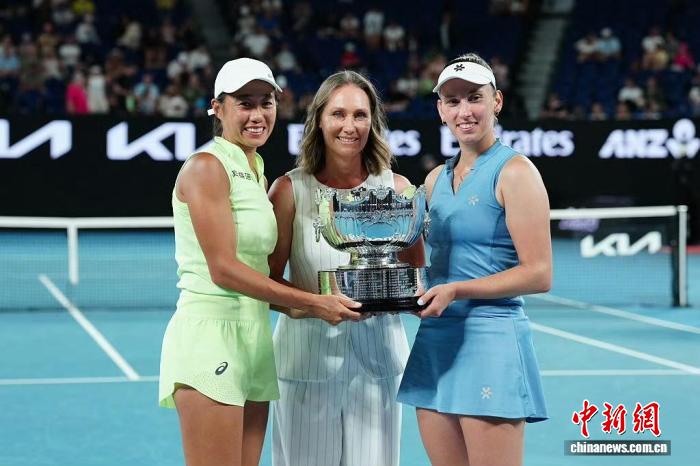 澳网女双决赛见证跨国搭档张帅与梅尔滕斯携手