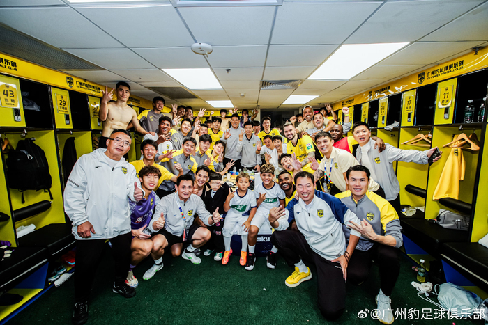 广州豹首战告捷2比0力克宁波队 35针缝合的坚守见