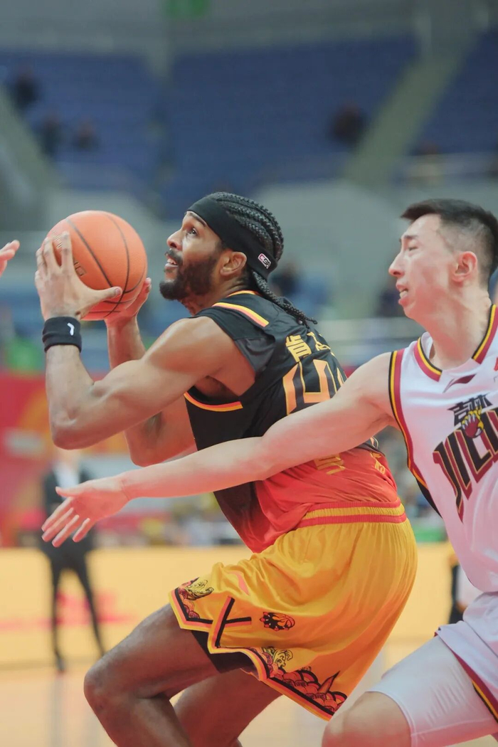 江苏肯帝亚力克长白山恩都里 庞峥麟23分引领逆